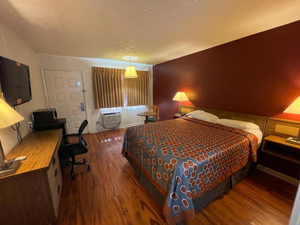 Queen Room - Non-Smoking interior